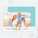 Modern Aqua Cheers Prettige feestdagen Foto Feestdagenkaart<br><div class="desc">Eenvoudige en moderne vakantiefotoperatekaart biedt uw foto een veelkleurige "Cheers"-tekst en aangepaste tekst voor een seizoensbericht, uw familienaam en het jaar. De achterzijde van de kaart bevat een patroon van diagonale strepen. De prachtige kleuren, perfect voor een zomer-/vakantiefoto, zijn hemelsblauw, munt groen, violet paars, goudgeel, turquoise/blauwgroen blauw en licht roze....</div>