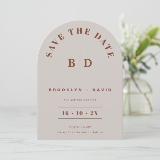 Modern Arch Beige Wedding Save The Date Kaart (Staand voorkant)