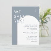 Modern Arch Dusty Blue Photo Wedding Kaart (Staand voorkant)