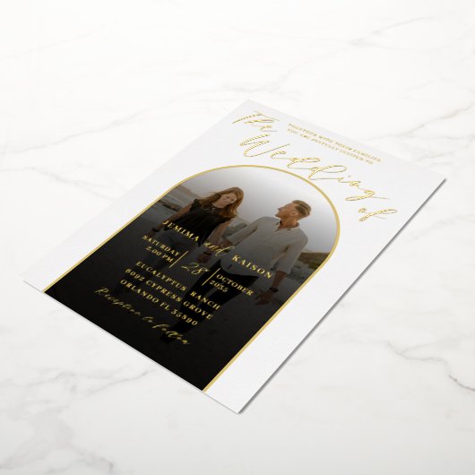 Modern Arch Gold Foil Script & Photo Wedding Folie Uitnodiging (Gedraaid)
