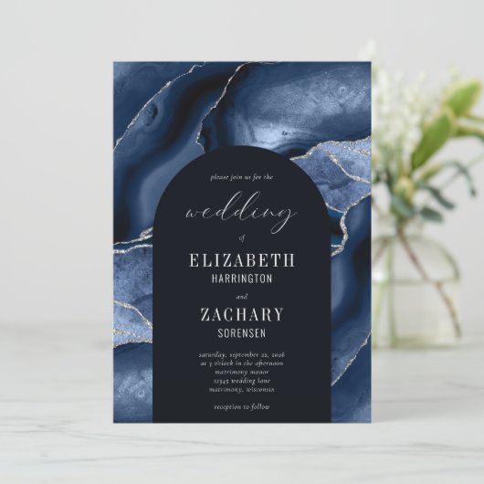 Modern Arch Navy Blue Silver Agate Wedding Kaart (Staand voorkant)