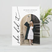 Modern Arch Photo She Did It Graduation Kaart (Staand voorkant)