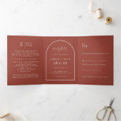 Modern Arch Tying Knot Terracotta Wedding Script Drieluik Uitnodiging (Binnen)