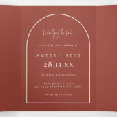 Modern Arch Tying Knot Terracotta Wedding Script Drieluik Uitnodiging (Binnenkant midden)
