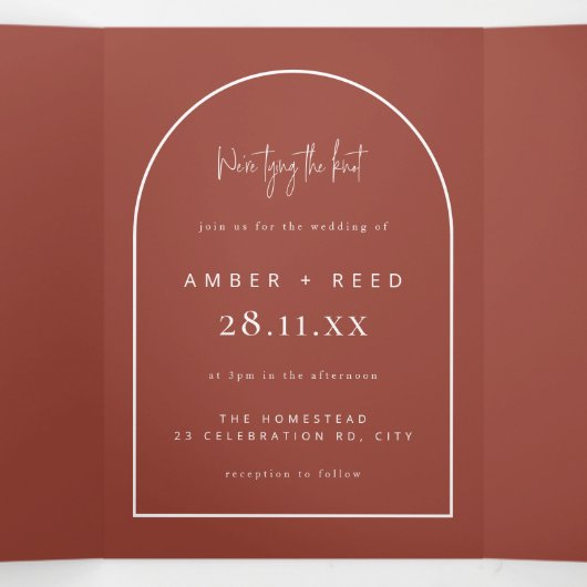 Modern Arch Tying Knot Terracotta Wedding Script Drieluik Uitnodiging (Binnenkant midden)