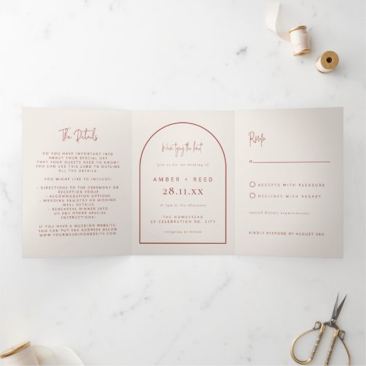 Modern Arch Tying Knot Terracotta Wedding Script Drieluik Uitnodiging (Binnen)