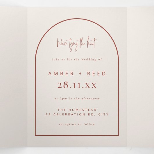 Modern Arch Tying Knot Terracotta Wedding Script Drieluik Uitnodiging (Binnenkant midden)