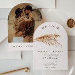 Modern Arched Pampas Grass Wedding Invitation Kaart<br><div class="desc">Modern Arched Pampas Grass Wedding Invitation Arched waterverf pampas gras huwelijksuitnodiging in een delicate Isabelline kleur achtergrond,  bruine tekst en de koppels foto op de rug. Geweldig voor iemand die op zoek is naar een boogvormige huwelijksuitnodiging met een boho-look.</div>