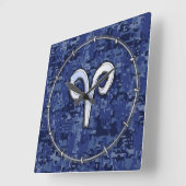 Modern Aries Zodiac Symbol Navy Blue Digital Camo Vierkante Klok (Hoek)