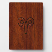 Modern Aries Zodiac Symbool op Mahogany als gedruk Fotoplaat (voorkant)