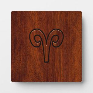 Modern Aries Zodiac Symbool op Mahogany als gedruk Fotoplaat
