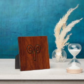 Modern Aries Zodiac Symbool op Mahogany als gedruk Fotoplaat (Insitu)