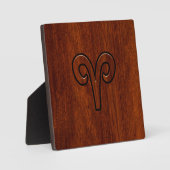 Modern Aries Zodiac Symbool op Mahogany als gedruk Fotoplaat (Voorkant)