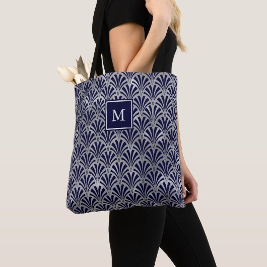 Modern Art Deco | Monogram Navy en Faux Silver Tote Bag (Dichtbij)