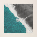 Modern Artsy Blauwgroen Blue Black Ocean Beach Wav Sjaal<br><div class="desc">Verander uw stijl met dit trendy ontwerp. Het bevat een blauwgroen blauwe en grijze strandgolven van de zwarte oceaan, een gedrukte tekst die wat panache en modieus flair zal toevoegen aan je persoonlijke inventaris van accessoires en mode producten, of als dit ontwerp een vriend of familie illustreert, zou het een...</div>