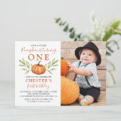 Modern Autumn Little Pumpkin 1st Birthday Foto Kaart (Staand voorkant)