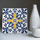 Modern Azulejo Blauw Geel Portugees Lissabon Tegeltje<br><div class="desc">Indigo Azulejo Blue Portugese decoratieve keramische tegels van Lissabon zijn een mooie en unieke aanvulling op elk huis. Een product van hoge kwaliteit met een tijdloze esthesie. De blauwe kleur van de tegels is geïnspireerd door het indigo blauw van de beroemde azulejo-tegels van Lissabon, waardoor je ruimte een stukje geschiedenis...</div>