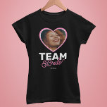 Modern bachelorette Team Bride Heart Foto T-shirt<br><div class="desc">Fun bachelorette party t-shirt met een hart afbeelding van de bruid,  de titel "team bride" en de datum van de viering.</div>