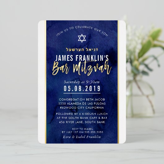 MODERN BAR MITZVAH blauw waterverf gouden schrift Folie Uitnodiging (Staand Voorkant)