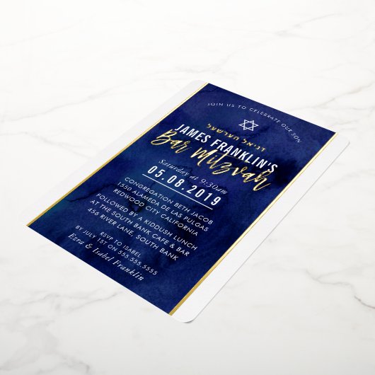 MODERN BAR MITZVAH blauw waterverf gouden schrift Folie Uitnodiging (Gedraaid)