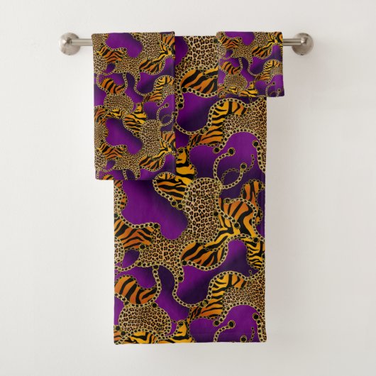 Modern Baroque Glam Animal Print On Purple Bad Handdoek (Insitu)