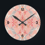 Modern Baroque Patroon in Roze Ronde Klok<br><div class="desc">Moderne,  prachtige barokke patroonklok met een luxe,  ingewikkelde  vormgeving met rijke siervormen in een stijlvol kleurenpalet met  roze,  rode,  grijze en roomkleurige kleuren. Luxe cadeau voor speciale gelegenheden. Exclusief voor u ontworpen door Happy Dolphin Studio!</div>