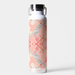 Modern Baroque Patroon in Roze Rood Waterfles<br><div class="desc">Moderne,  mooie barokke patronen met een luxueus,  ingewikkeld  ontwerp van rijke siervormen in een stijlvol kleurenpalet van  roze,  rode,  grijze en roomkleurige kleuren. Luxe cadeau voor speciale gelegenheden. Exclusief voor u ontworpen door Happy Dolphin Studio!</div>