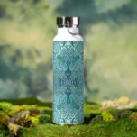 Modern Baroque Pattern in Blue and Green Waterfles<br><div class="desc">Moderne,  elegante barokpatroon met een luxe,  ingewikkelde  vormgeving met rijke siervormen in een stijlvol kleurenpalet met  groene en blauwe kleuren. Luxe cadeau voor speciale gelegenheden. Exclusief voor u ontworpen door Happy Dolphin Studio!</div>