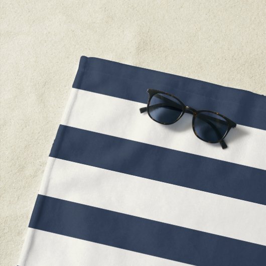 Modern Beach House Familienaam Script Navy Blue Strandlaken (In situ)