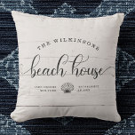 Modern Beach House Familienaam Script White Wood Kussen<br><div class="desc">Moderne,  chique script kalligrafie lezen BEACH HOUSE naast uw familienaam in een trendy typografie gedreven ontwerp. Geweldige aangepaste home decor kussen voor uw huis weg van huis. Onze boerderij stijl witte houten schip print kussen is voorzien van een zoete zeeschelp illustratie tussen uw locatie en het jaar gevestigd.</div>