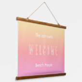 Modern Beach House Name Welcome Sign Hangend Wandkleed (Gebogen)