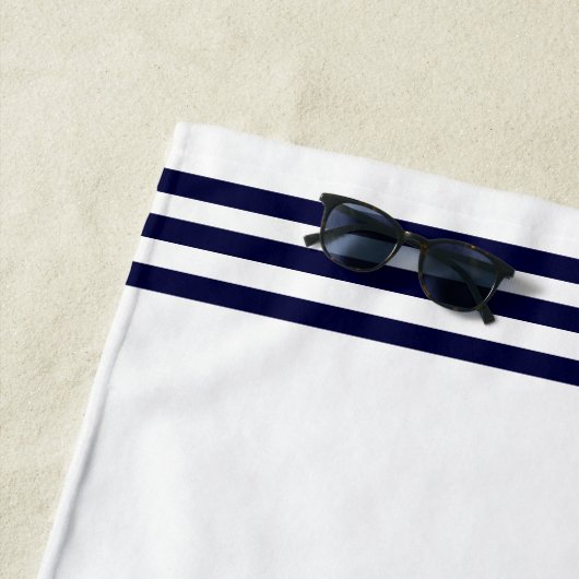 Modern Beach House Wit Marine Blauwe Sandpipers Strandlaken (In situ)