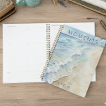 Modern Beach Shoreline Planner<br><div class="desc">Dit eenvoudige ontwerp is voorzien van een zacht getij die zachtjes op een zandkust wast. Ideaal voor de strandminnaar. Creëer door Simply Farmhouse Press.</div>