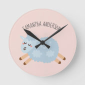 Modern Beauty Pastel Pink Sheep and Kind Name Ronde Klok (Voorkant)