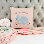 Modern Beauty Pastel Roze Schaap en Kind Naam Kussen<br><div class="desc">Modern Beauty Pastel Roze Schaap en Kind Naam</div>