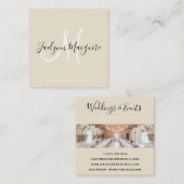Modern beige elegant script handtekening monogram vierkante visitekaartje (Voorkant / Achterkant)