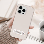 Modern beige eminine Script - Aangepaste naam iPhone 15 Pro Max Hoesje<br><div class="desc">Modern Beige Feminine Script Custom Name iPhone Case. Pas deze moderne elegante telefoonzaak eenvoudig aan met uw eigen monogram en naam.</div>