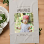 Modern Beige Mama Kinder Foto Moederdag Theedoek<br><div class="desc">Modern Beige Mama Kind Namen Moederdag keukendoek. Beige handdoek met een aangepaste foto. Gelukkige Moederdag tekst,  mama en tekst met de namen van kinderen. Mooie aandenken voor moeder.</div>