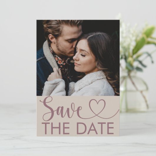 Modern Beige & Maroon Foto & Heart Opslaan datum Save The Date (Staand voorkant)