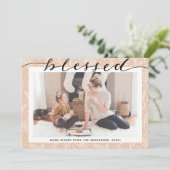 Modern Beige Pine Boughs Elegant Script Minimalist Feestdagenkaart (Staand voorkant)