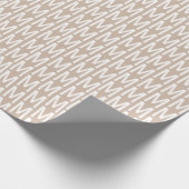Modern beige tan aangepast initiaal monogram patro cadeaupapier (Hoek)
