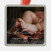 Modern Believe Baby's eerste kerstfoto Metalen Ornament (Voorkant)