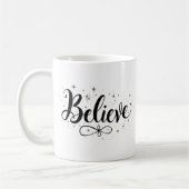 Modern "Believe" Script Kerst Koffie Mok (Links)