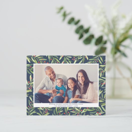 Modern Berry Greenery Blue Kerstfoto Feestdagenkaart (Staand voorkant)