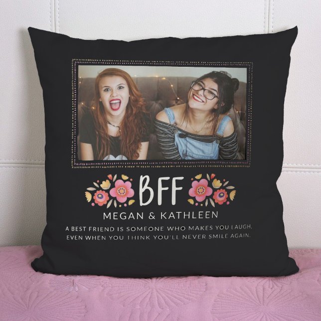 Modern Best Friends Besties Photo Sierkussen (A cute BFF best friends photo pillow. Personalize it with your names and a short message.)