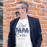 Modern Best Papa Ever T-Shirt<br><div class="desc">Geef je vader de erkenning die hij verdient met dit leuke en moderne 'beste Papa Ever' T-shirt. Met vettige blauwe tinten en de persoonlijke aanraking van zijn kinder namen, is dit modieuze en comfortabele T-shirt de perfecte manier om te shows hoeveel je geeft. Geweldig voor verjaardagen, vaders dag, of gewoon...</div>