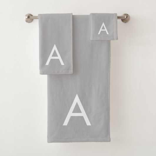 Modern bewerkbaar monogram op zilvergrijs bad handdoek (Insitu)