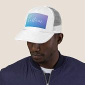 Modern bewerkbaar script schrijven | Kleurrijke Om Trucker Pet (In situ)