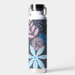 Modern Big Blue Flower Pattern roze Monogram Waterfles<br><div class="desc">Moderne en  bloem met roze monogram.</div>