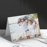 Modern Birthday | Fun Foto lieflijk stijlvol gelui Kaart<br><div class="desc">Een prachtig wenskaart met een eenvoudig, modern, minimalistisch 'Happy Birthday'-citaatbanner op een semitransparante bekledingsachtergrond. Deze veelzijdige kaart kan worden gepersonaliseerd met je eigen foto, naam en geboortedatum om een echt unieke en op maat gemaakte kaart te maken voor je geliefde. Het binnenbericht "Ik wens u een prachtige verjaardag!" kan ook...</div>